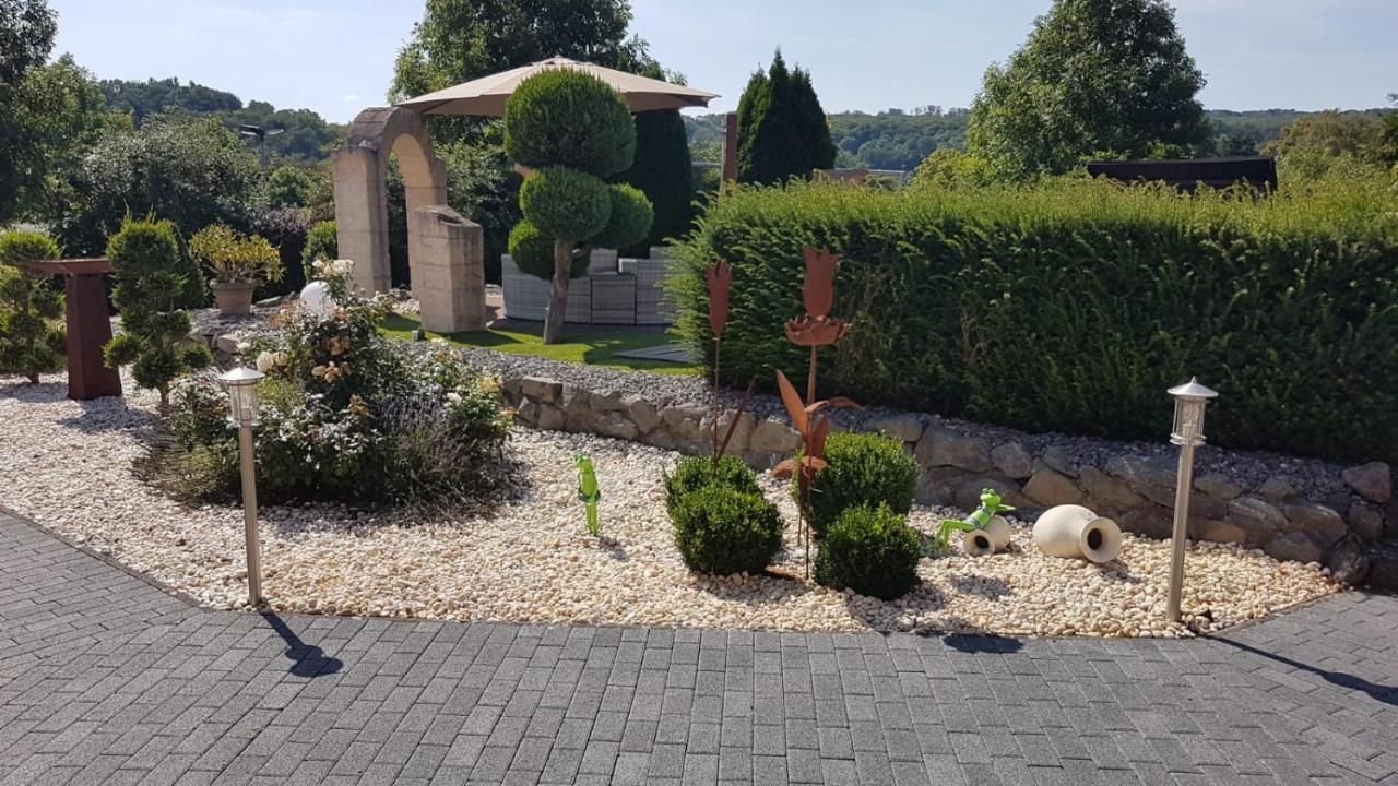 Hotel Garni Am Schloss Kottenheim Bagian luar foto